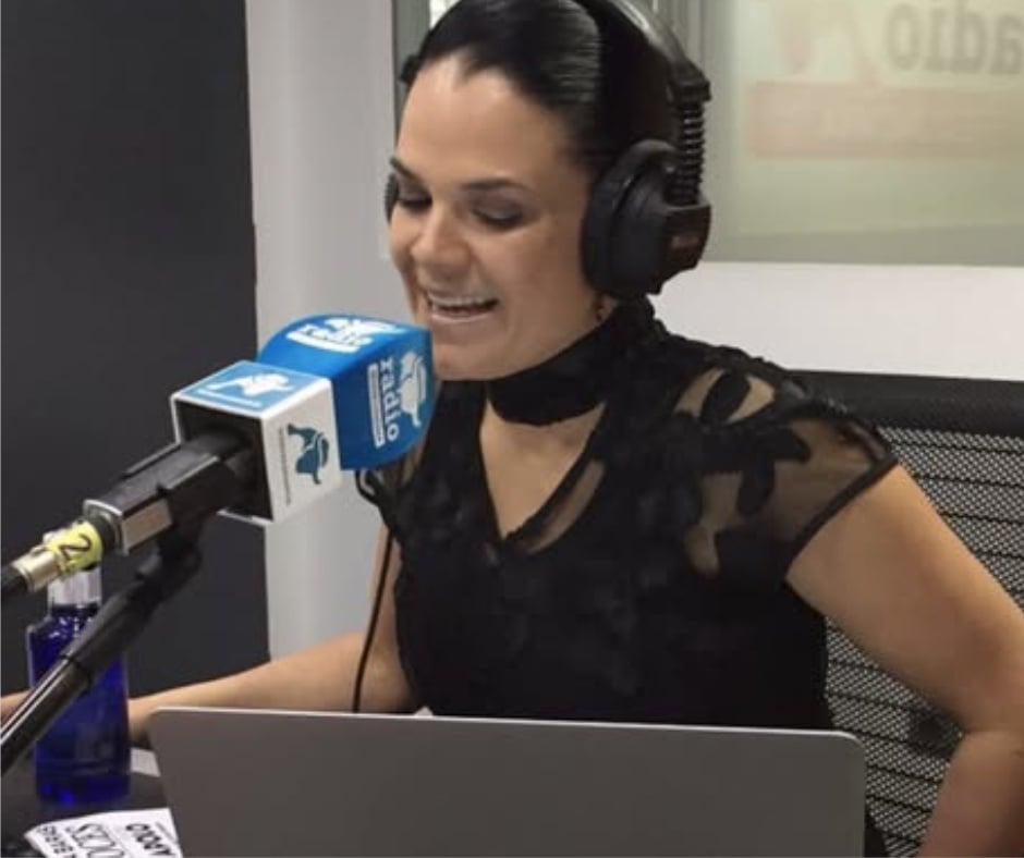 Mone Gil con auriculares durante entrevista en radio