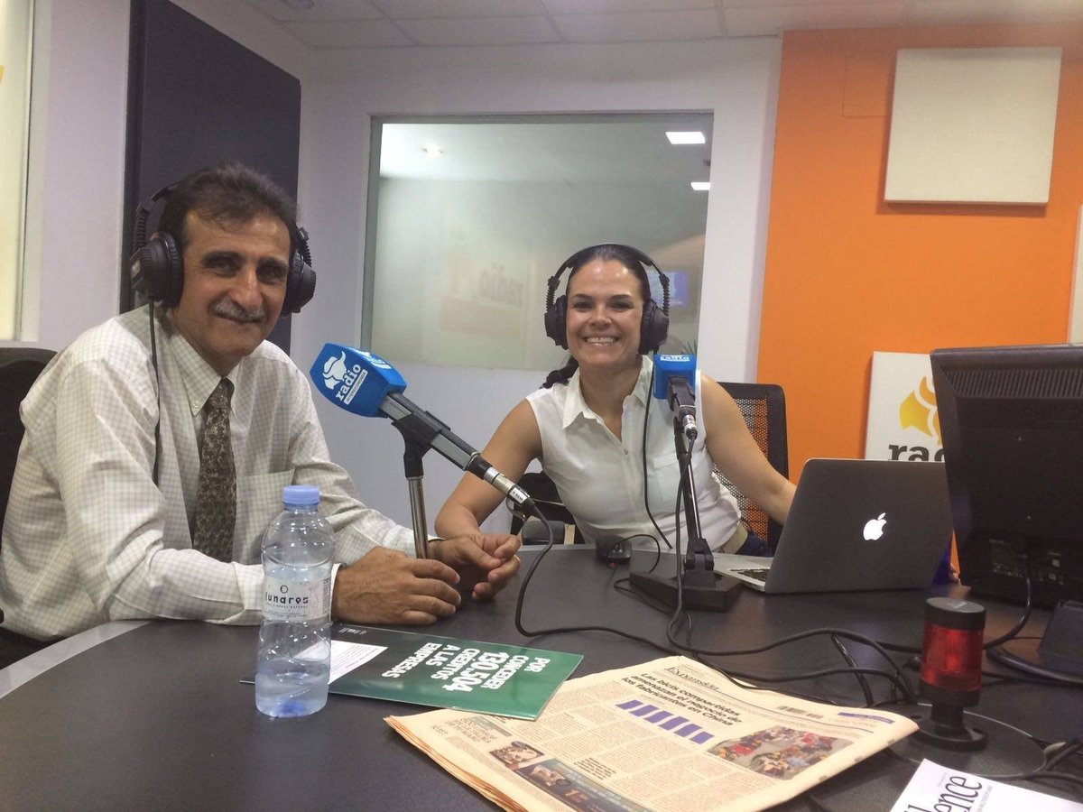 Dos personas con auriculares en estudio de radio
