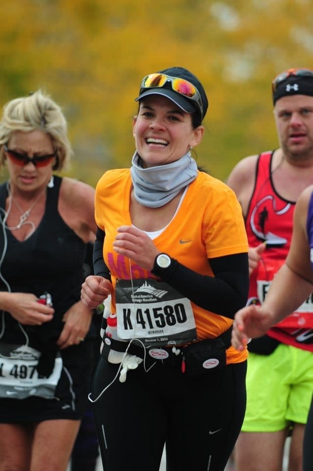 Corredora sonriendo con dorsal 41580 durante el maratón