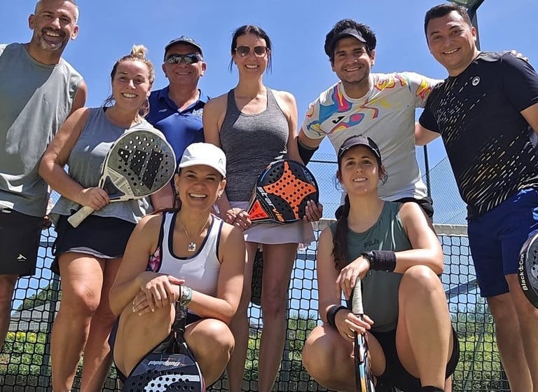 Jugadores de tenis sonriendo en día soleado