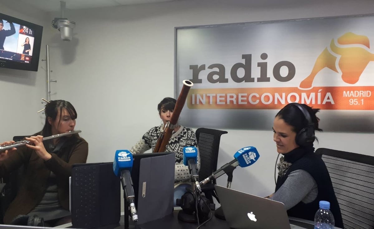 Tres mujeres grabando podcast en estudio de radio