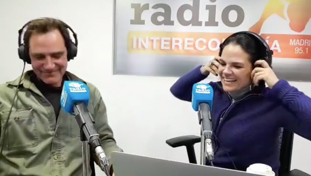 Mone Gil en Radio Intereconomia con auriculares y micrófono