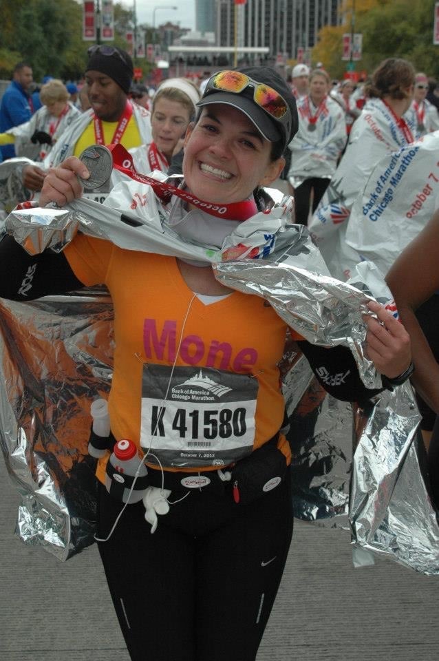 Corredora con manta térmica en la meta del maratón